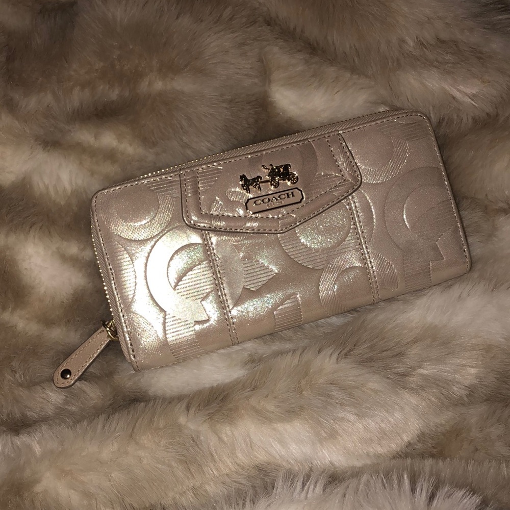 Coach wallet— NWT ( amazing 💝)